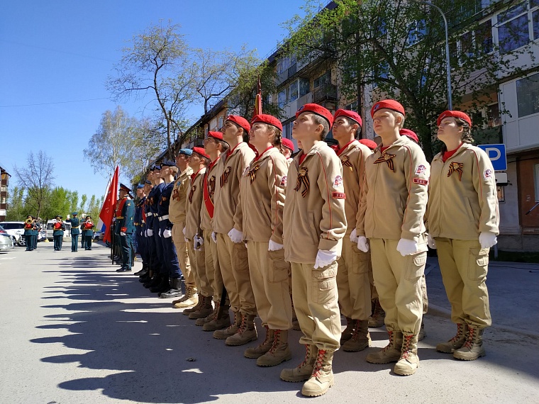 Парад у дома: фронтовую медсестру поздравили с Днём Победы на улице Геологоразведчиков