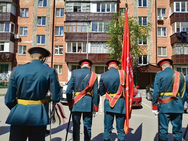 Парад у дома: фронтовую медсестру поздравили с Днём Победы на улице Геологоразведчиков