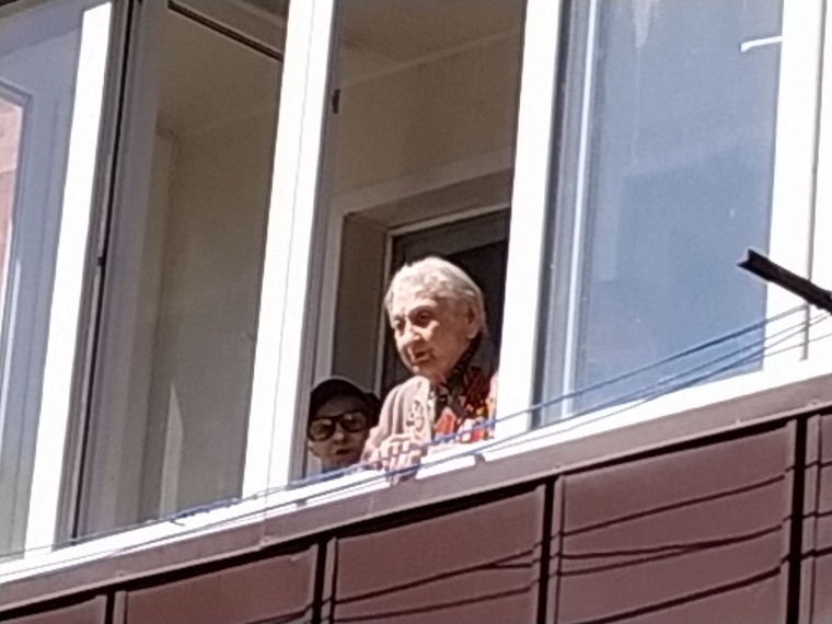 Парад у дома: фронтовую медсестру поздравили с Днём Победы на улице Геологоразведчиков