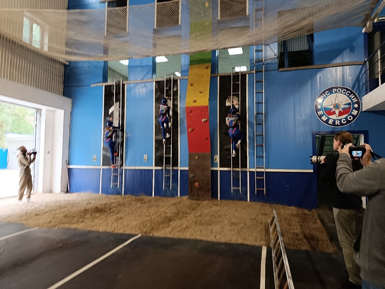 Тюменские пожарные на тревожных выездах вскрывают двери "Хулиганами"