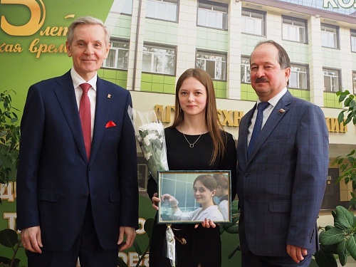 В ялуторовском колледже открылась выставка фоторабот "Человек труда"