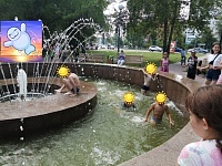 Тюменские дети спасаются от жары в фонтанах