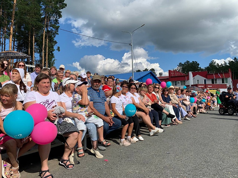 Александр Моор вручил награды жителям Нижнетавдинского района