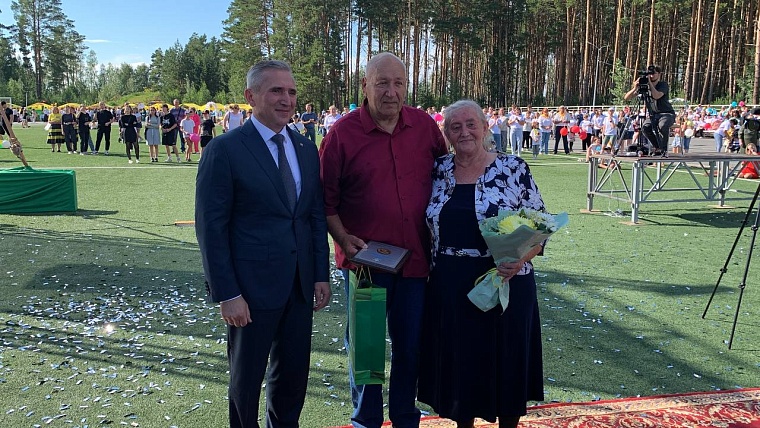 Александр Моор вручил награды жителям Нижнетавдинского района