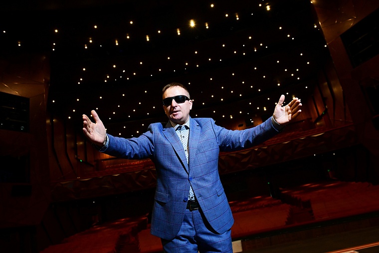 Преодолевая обстоятельства. Слепой музыкант поет дуэтом с поп-идолами и берет интервью у звезд