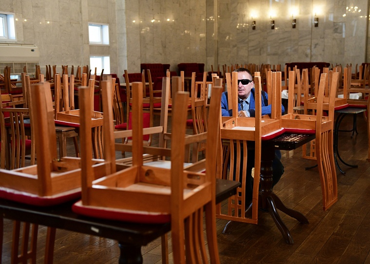 Преодолевая обстоятельства. Слепой музыкант поет дуэтом с поп-идолами и берет интервью у звезд