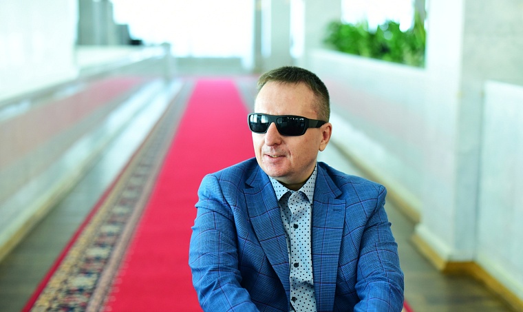 Преодолевая обстоятельства. Слепой музыкант поет дуэтом с поп-идолами и берет интервью у звезд