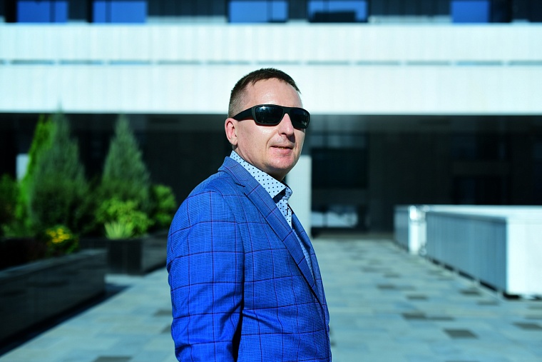 Преодолевая обстоятельства. Слепой музыкант поет дуэтом с поп-идолами и берет интервью у звезд