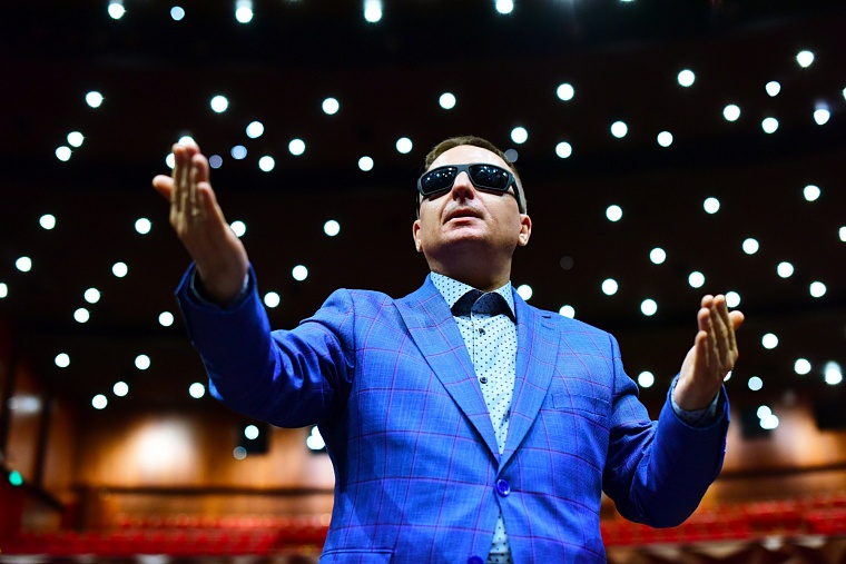 Преодолевая обстоятельства. Слепой музыкант поет дуэтом с поп-идолами и берет интервью у звезд