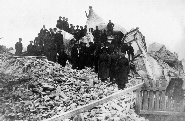 После взрыва древнего храма. Участники разрушения запечатлели себя на память. Копия из архива краеведа С. Егорова.