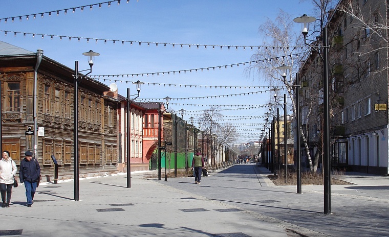 На улице Садовой (ныне Дзержинского) жил до революции 1917-го учитель и художник Россомахин