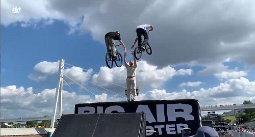 Над головами Александра Моора и Руслана Кухарука пронеслись профессиональные велосипедисты