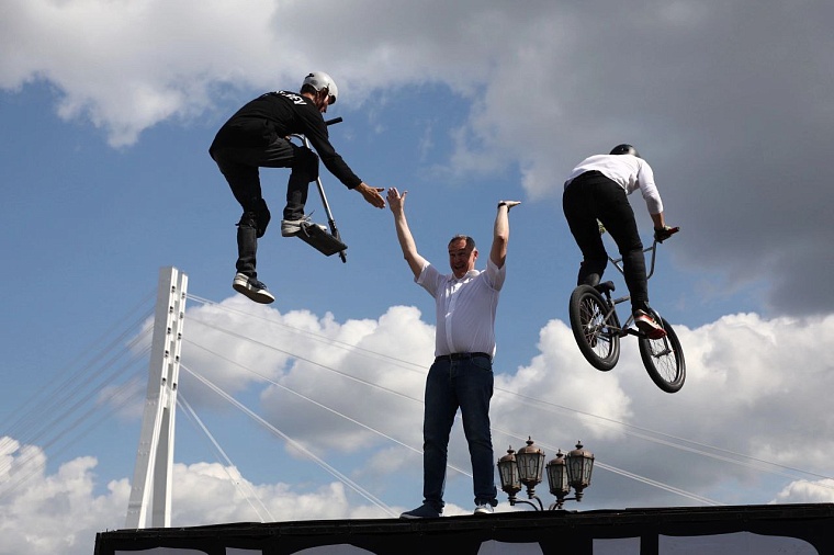 Над головами Александра Моора и Руслана Кухарука пронеслись профессиональные велосипедисты