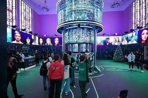 На выставке «Россия» на ВДНХ с помощью «машины времени» можно посетить город будущего