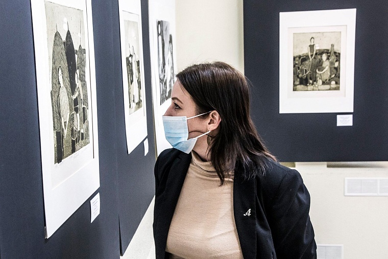 Из Парижа — в Тюмень. В областном центре открылась выставка известного московского художника