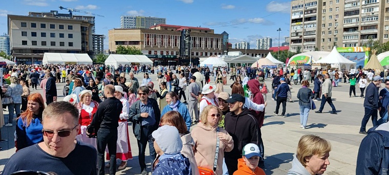 Записки на Стену Плача и шаман Климентий. Как проходит фестиваль «Мост дружбы» в Тюмени