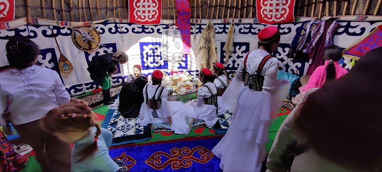 Записки на Стену Плача и шаман Климентий. Как проходит фестиваль «Мост дружбы» в Тюмени