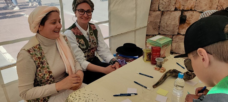 Записки на Стену Плача и шаман Климентий. Как проходит фестиваль «Мост дружбы» в Тюмени