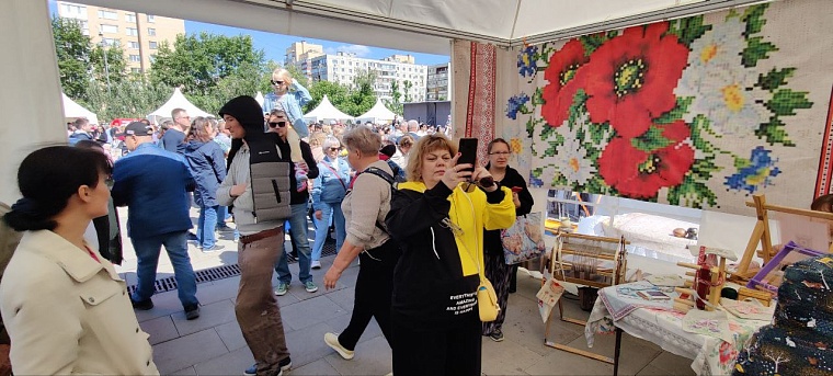 Записки на Стену Плача и шаман Климентий. Как проходит фестиваль «Мост дружбы» в Тюмени