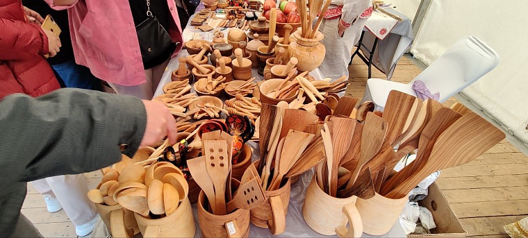 Записки на Стену Плача и шаман Климентий. Как проходит фестиваль «Мост дружбы» в Тюмени