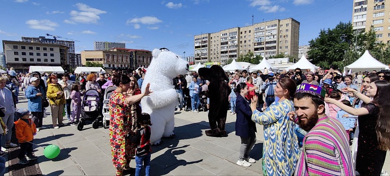 Записки на Стену Плача и шаман Климентий. Как проходит фестиваль «Мост дружбы» в Тюмени