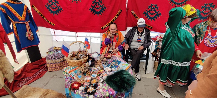 Записки на Стену Плача и шаман Климентий. Как проходит фестиваль «Мост дружбы» в Тюмени