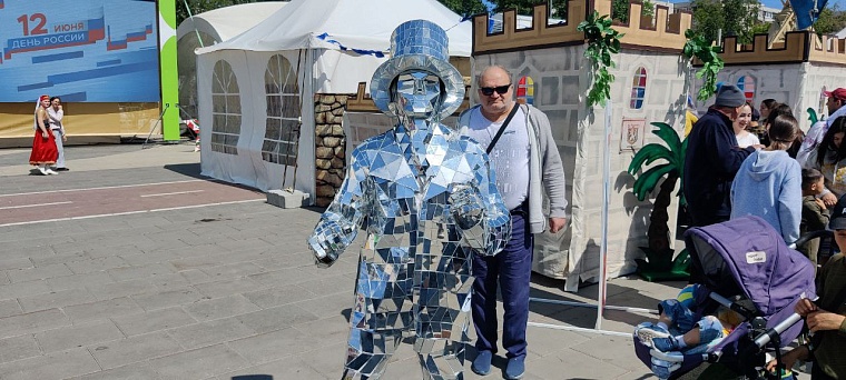 Записки на Стену Плача и шаман Климентий. Как проходит фестиваль «Мост дружбы» в Тюмени