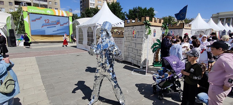 Записки на Стену Плача и шаман Климентий. Как проходит фестиваль «Мост дружбы» в Тюмени