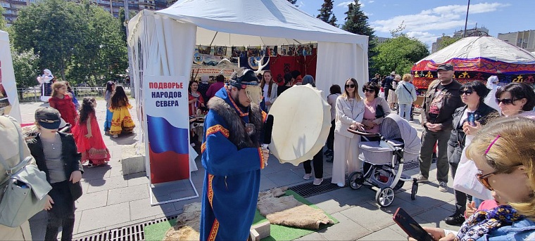 Записки на Стену Плача и шаман Климентий. Как проходит фестиваль «Мост дружбы» в Тюмени