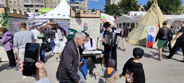 Записки на Стену Плача и шаман Климентий. Как проходит фестиваль «Мост дружбы» в Тюмени