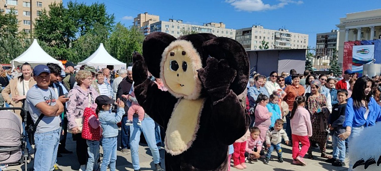 Записки на Стену Плача и шаман Климентий. Как проходит фестиваль «Мост дружбы» в Тюмени