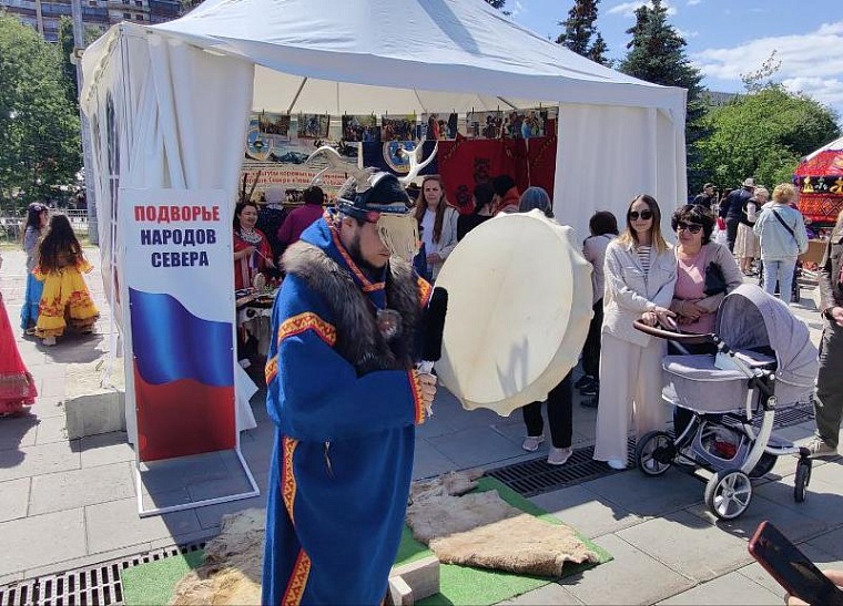 Записки на Стену Плача и шаман Климентий. Как проходит фестиваль «Мост дружбы» в Тюмени