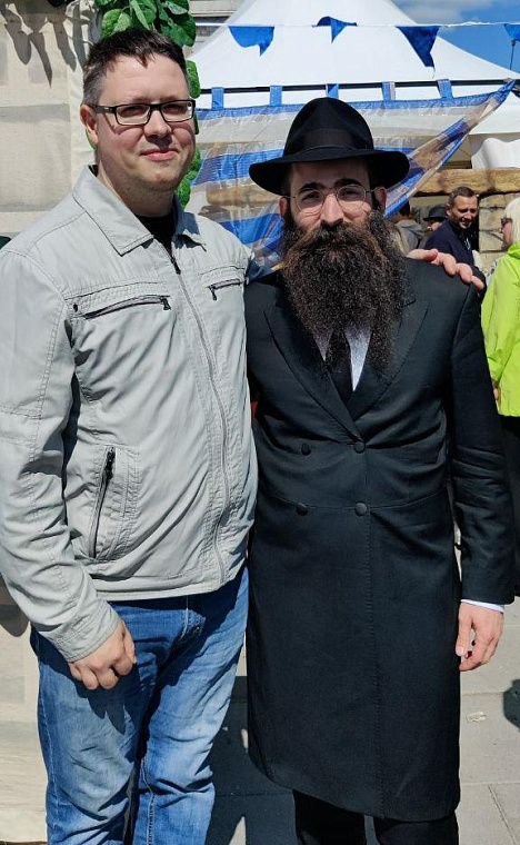 Записки на Стену Плача и шаман Климентий. Как проходит фестиваль «Мост дружбы» в Тюмени