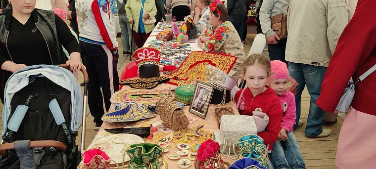 Записки на Стену Плача и шаман Климентий. Как проходит фестиваль «Мост дружбы» в Тюмени