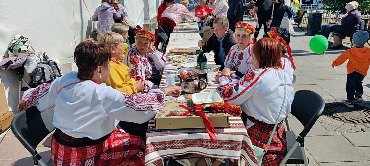 Записки на Стену Плача и шаман Климентий. Как проходит фестиваль «Мост дружбы» в Тюмени