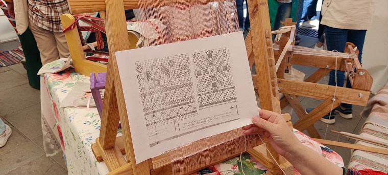 Записки на Стену Плача и шаман Климентий. Как проходит фестиваль «Мост дружбы» в Тюмени