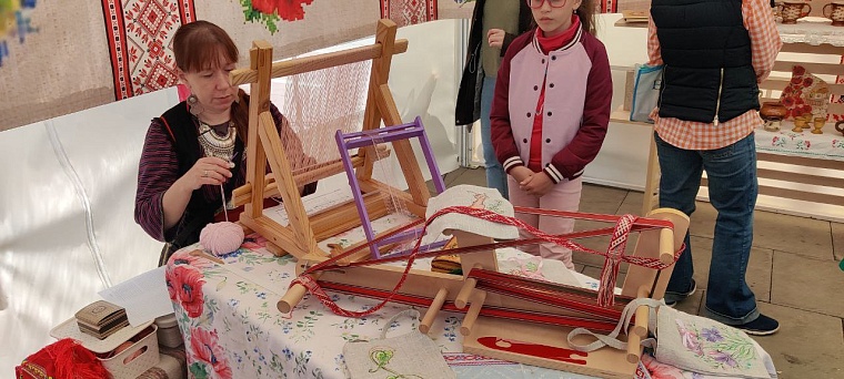 Записки на Стену Плача и шаман Климентий. Как проходит фестиваль «Мост дружбы» в Тюмени