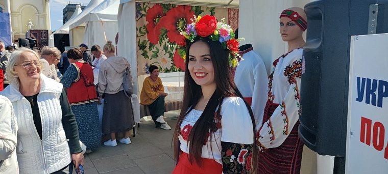 Записки на Стену Плача и шаман Климентий. Как проходит фестиваль «Мост дружбы» в Тюмени