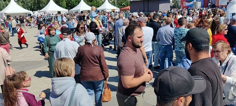 Записки на Стену Плача и шаман Климентий. Как проходит фестиваль «Мост дружбы» в Тюмени