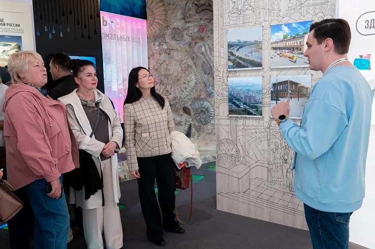 Александр Моор оценил стенд «Тюменская область, я люблю тебя!» на выставке "Россия" на ВДНХ