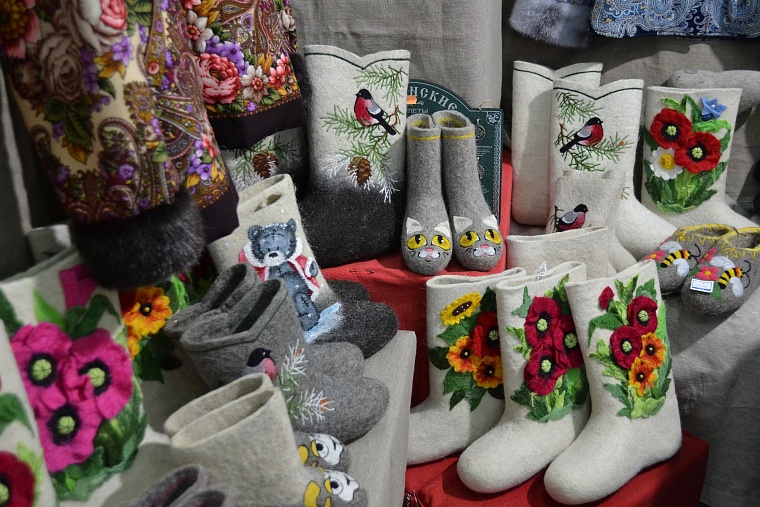 Унты, гномы, сыр: что купить на новогодней ярмарке