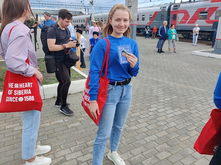 Сибирские красавицы раздают призы за правильные ответы