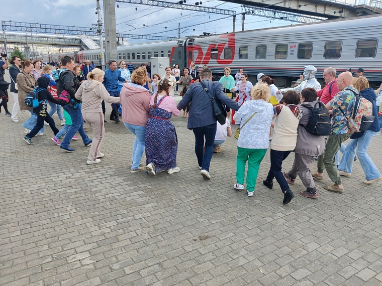 Хоровод прямо на перроне