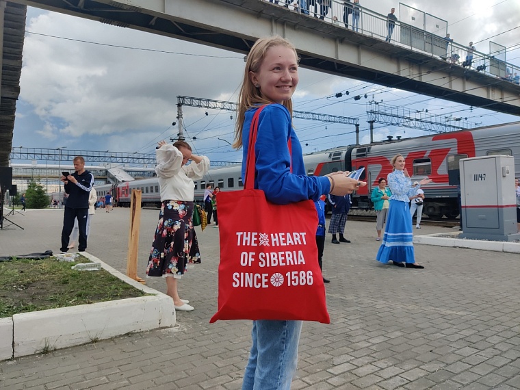 Сибирские красавицы раздают призы за правильные ответы