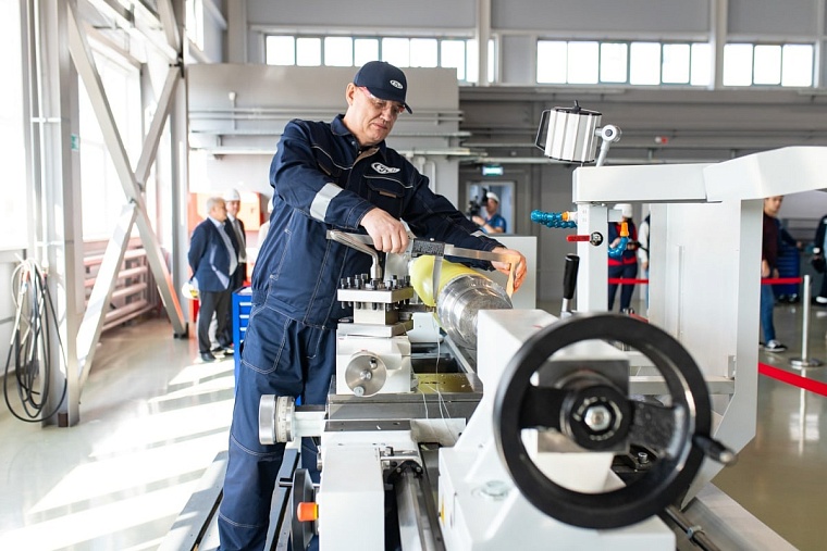 Александр Моор поздравил работников и ветеранов отрасли с Днем машиностроителя