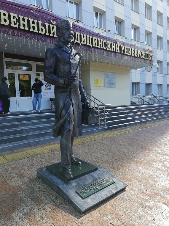 Учебники, шезлонги, катки: студенческие места в Тюмени