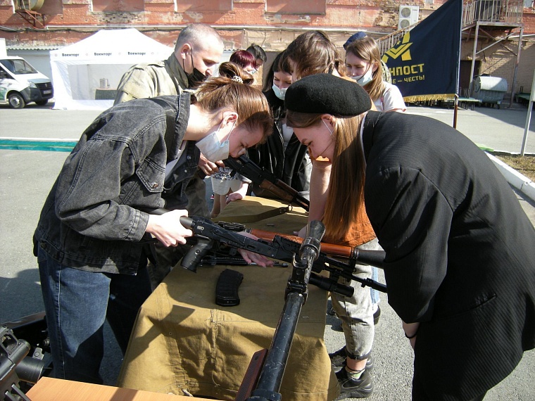 Тюменцы пощупали оружие. День открытых дверей прошел в военкомате