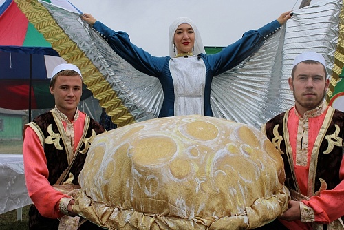 В Тобольском районе испекли баурсак-рекордсмен