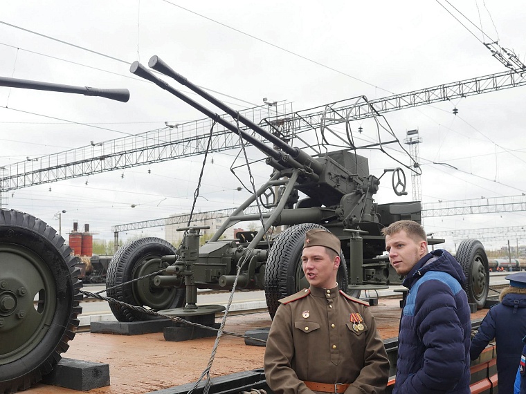 Агитпоезд привез в Тюмень 12 томов о войне и ощущение праздника Победы