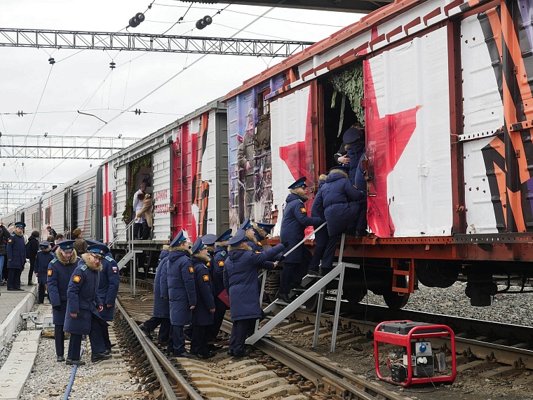 Агитпоезд привез в Тюмень 12 томов о войне и ощущение праздника Победы